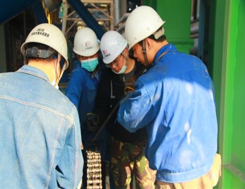 安博(中国)公司职工在检修（一）                                      